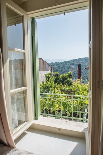 Stylish, private apartment at village centre, WiFi, pool, walk to amenities