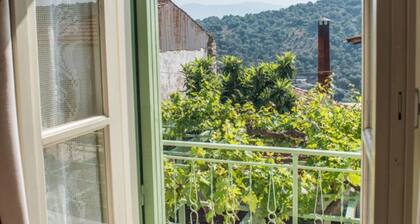 Stylish, private apartment at village centre, WiFi, pool, walk to amenities