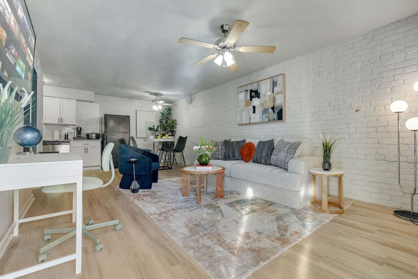 Modern+Central near Downtown+Sleeps 4+FastWiFi!