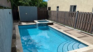 Pool - Remarkable 2-bed Apartment in Kingston (Kingston)