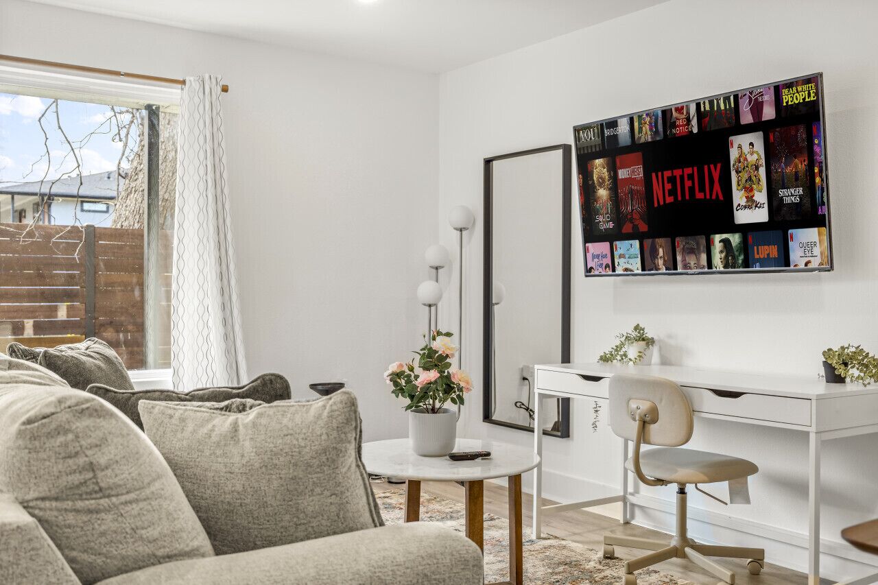 Cozy + Modern Apt Central to DT+Lower Greenville