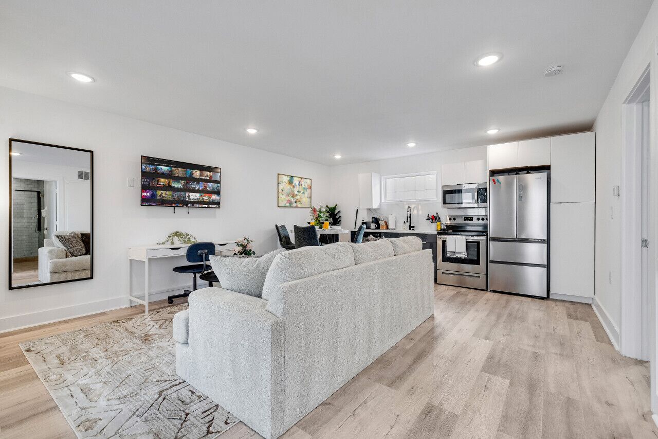 Modern Central Apt with Fully Equipped Kitchen!
