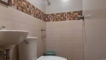 Standard Twin Room | Bathroom | Shower, bidet, towels, soap