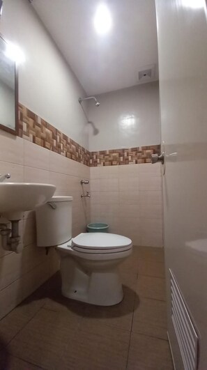 Standard-Zweibettzimmer | Badezimmer | Dusche, Bidet, Handtücher, Seife