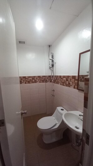 Shower, bidet, towels, soap - OYO 1037 Lendes Tourist Inn Main (Naga)