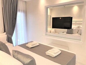 Egyptian cotton sheets, premium bedding, Tempur-Pedic beds, in-room safe - Amaryllis Luxury Rooms  (Dio-Olympos)