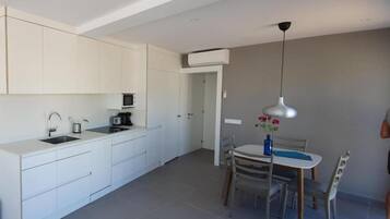 Kühlschrank, Mikrowelle, Herdplatte, Geschirrspüler