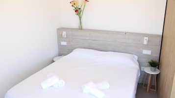 2 slaapkamers, een strijkplank/strijkijzer, reisbedje, gratis wifi