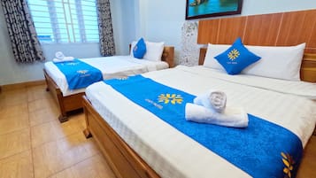 Muebles diferentes, escritorio y espacio para trabajar con laptop