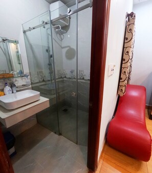 Habitación City, 1 habitación | Baño | Cabezal de ducha tipo lluvia y artículos de higiene personal gratuitos