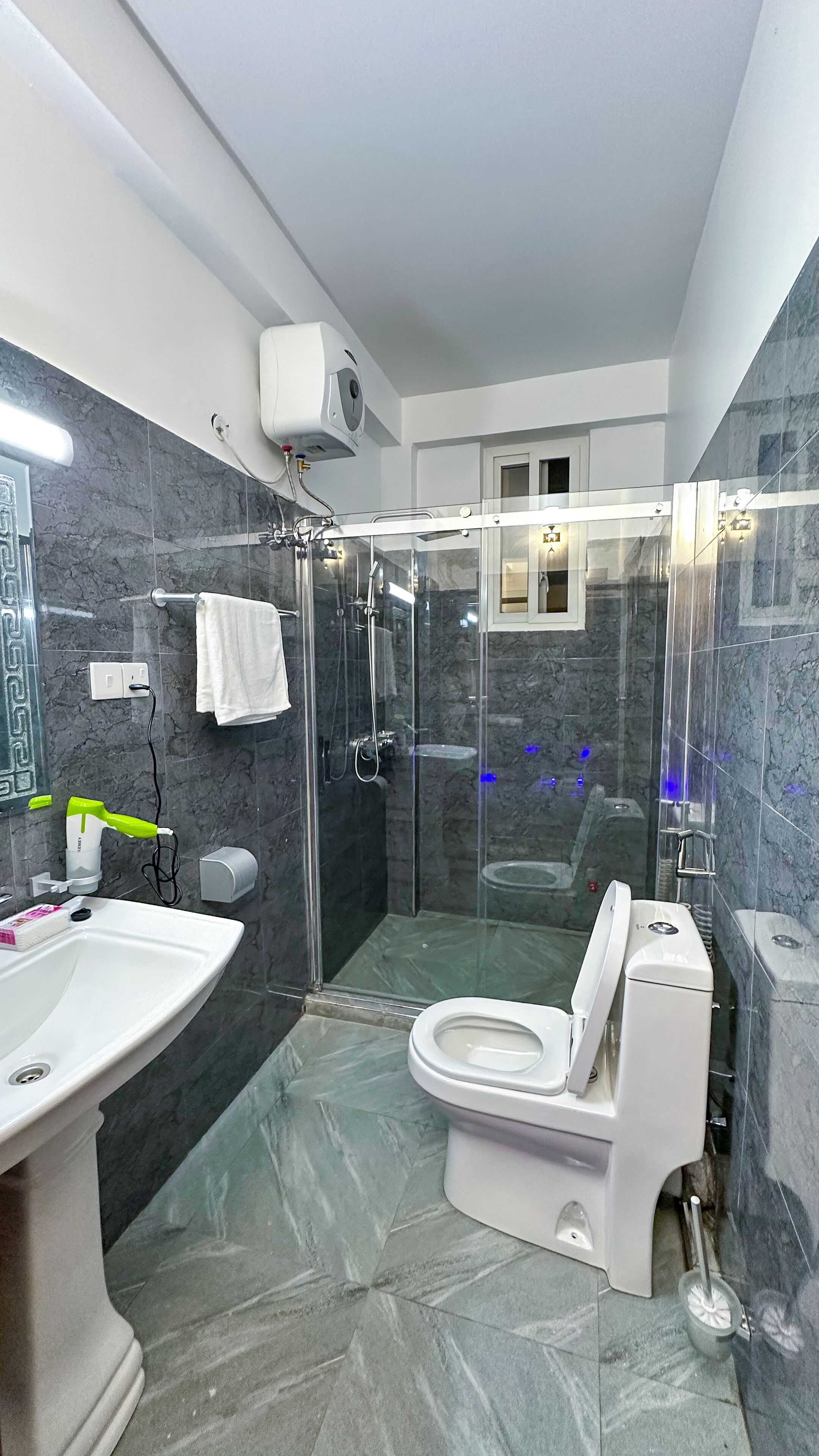 Asciugacapelli, asciugamani, sapone, carta igienica