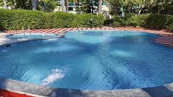 Una piscina al aire libre