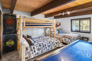 2 bedrooms, WiFi - Sunset Mountain Retreat By Destination Big Bear: Nestled in Lower Moonridge! 1 Mile Away from Bear Mountain Ski Resort, Golf Course and Zoo! Reverse Floor Plan!  Air Hockey Game Table! (Big Bear Lake)