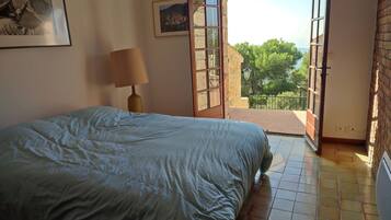 3 slaapkamers, een strijkplank/strijkijzer, reisbedje, gratis wifi