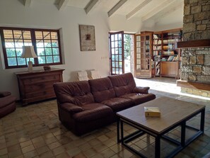 TV, fireplace, books - Villa in Provence's sky (Tourtour)