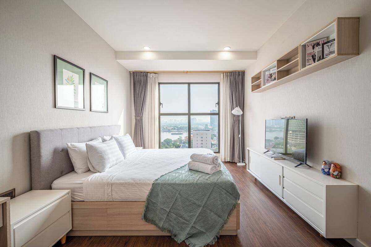 2 bedrooms, premium bedding, minibar, in-room safe