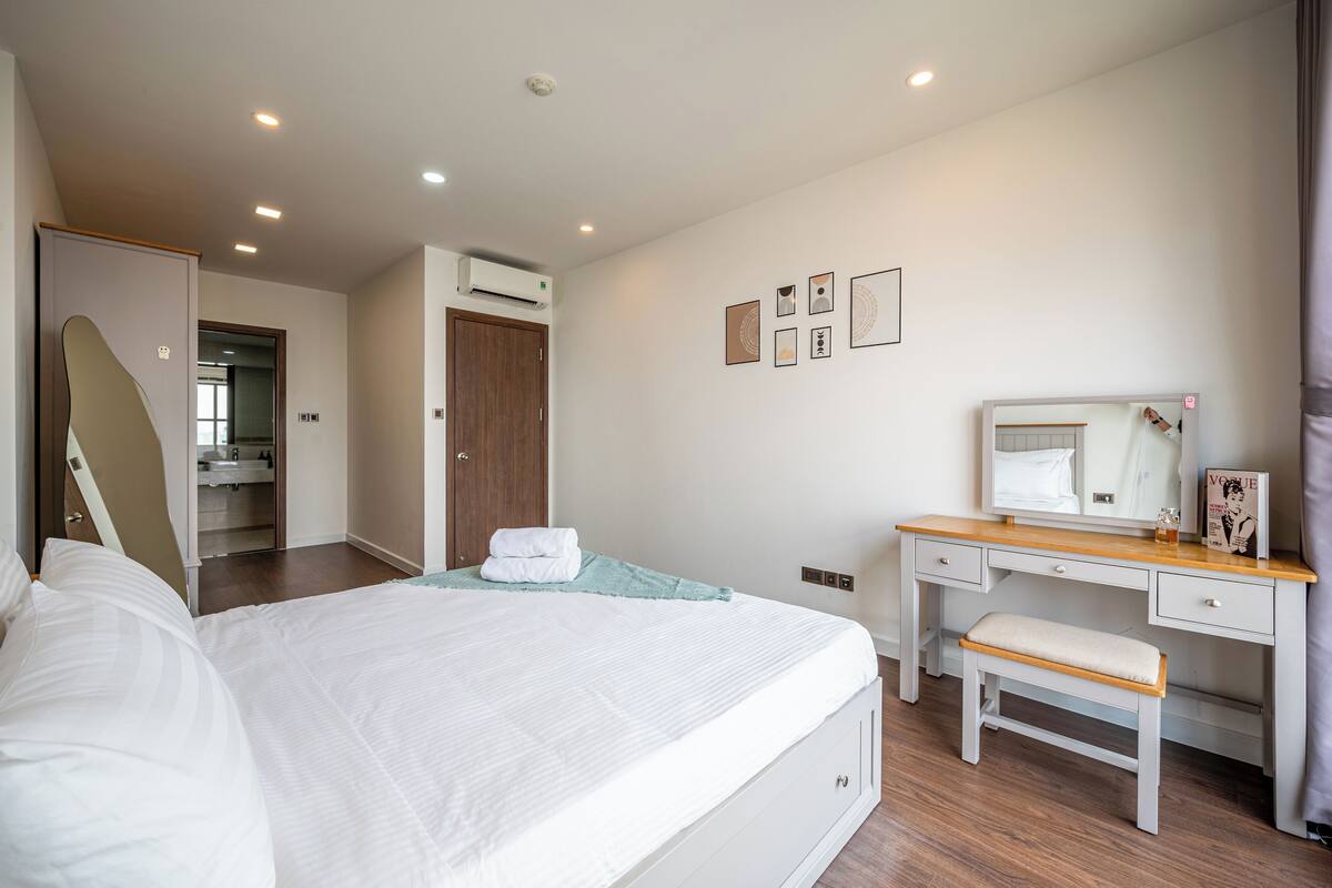 2 bedrooms, premium bedding, minibar, in-room safe