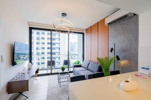 Una televisión, una oficina