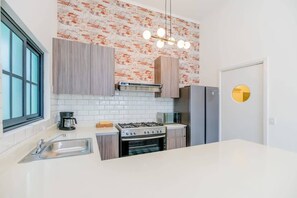 Mikrobølgeovn, ovn, kaffe-/temaskine, brødrister