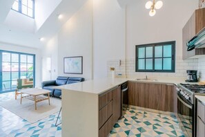 Microondas, horno, cafetera o tetera y tostadora