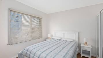 2 bedrooms, iron/ironing board, bed sheets