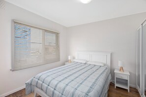 2 soverom, strykejern/-brett og sengetøy