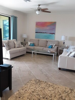 Smart TV, ping pong, printers - Pool home with hot tub,Dog friendly, club house, weight room, and more (Venice)