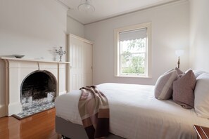 5 bedrooms, iron/ironing board, free WiFi, bed sheets
