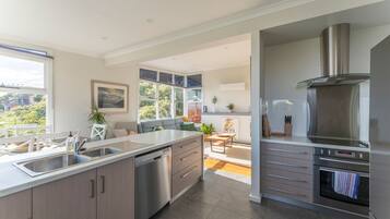 Kylskåp, mikrovågsugn, ugn och spishäll