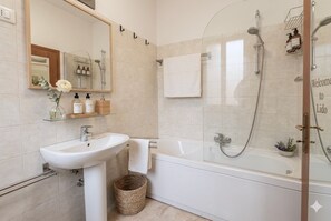 Appartement Tradition | Salle de bain | Sèche-cheveux, bidet, serviettes fournies, papier toilette