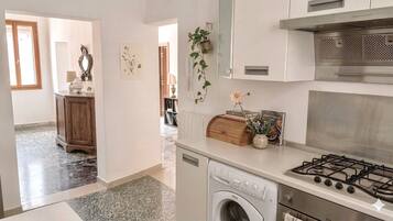 Tradisjonell leilighet | Eget kjøkken | Kjøleskap, mikrobølgeovn, ovn og kokeplater
