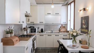 Tradisjonell leilighet | Eget kjøkken | Kjøleskap, mikrobølgeovn, ovn og kokeplater