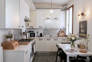 Apartament tradicional | Cuina privada | Frigorífic gran, microones, forn i placa de cuina 