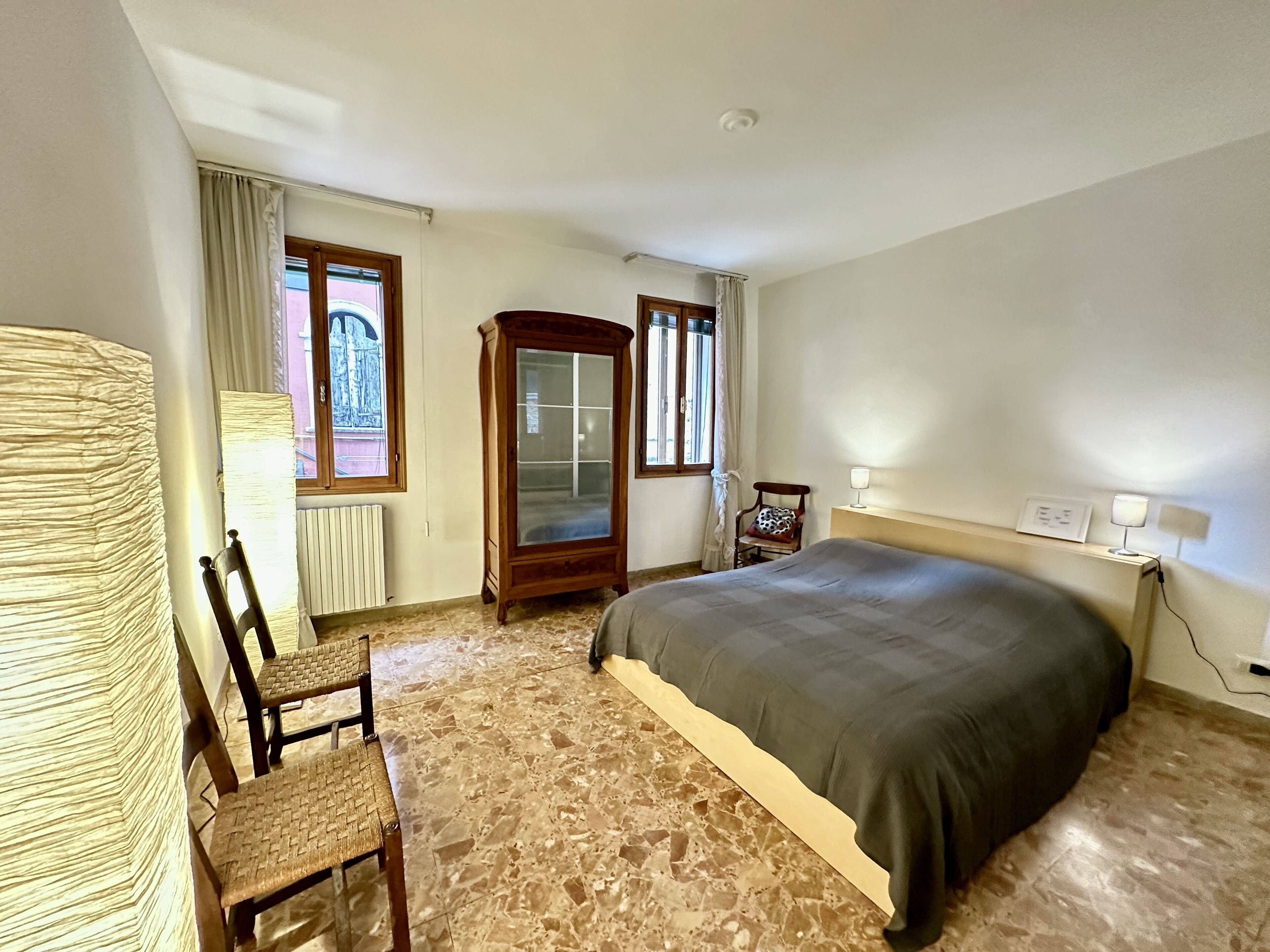 Tradisjonell leilighet | 2 soverom, allergitestet sengetøy, skrivebord og lydisolert