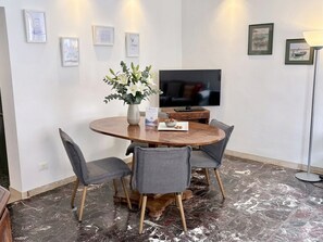 Traditional Apartment | Living area | 42-inch flat-screen TV with digital channels - Cà de Sbiess (Venice)