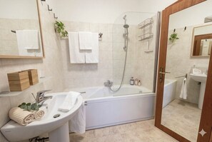 トラディショナル アパートメント | バスルーム | ヘアドライヤー、ビデ、タオル、トイレットペーパー