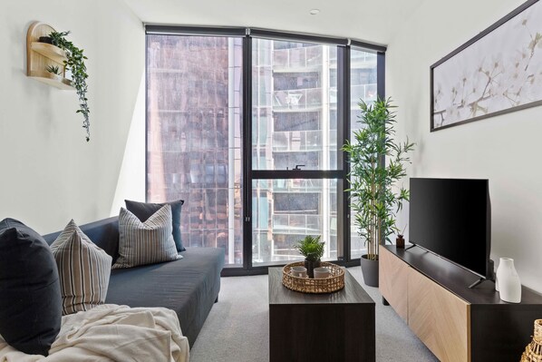 TV, offices - A Chic 2BR Apt Right Next to Melbourne Central (Melbourne)