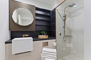 Dusche, Haartrockner, Handtücher