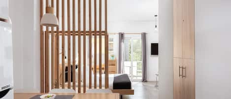 1 makuuhuone, tallelokero huoneessa, työpöytä, silitysrauta/-lauta