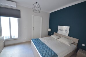 1 bedroom, iron/ironing board, WiFi - First floor modern flat in Gzira, 30 second walk from Gzira/Sliema seafront (Gzira)