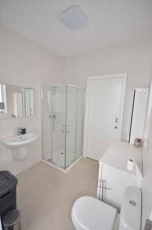 Towels, toilet paper - First floor modern flat in Gzira, 30 second walk from Gzira/Sliema seafront (Gzira)