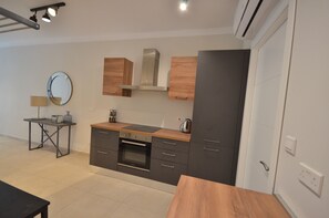 Private kitchen - First floor modern flat in Gzira, 30 second walk from Gzira/Sliema seafront (Gzira)