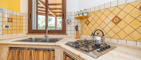 Kühlschrank, Mikrowelle, Herdplatte, Hochstuhl