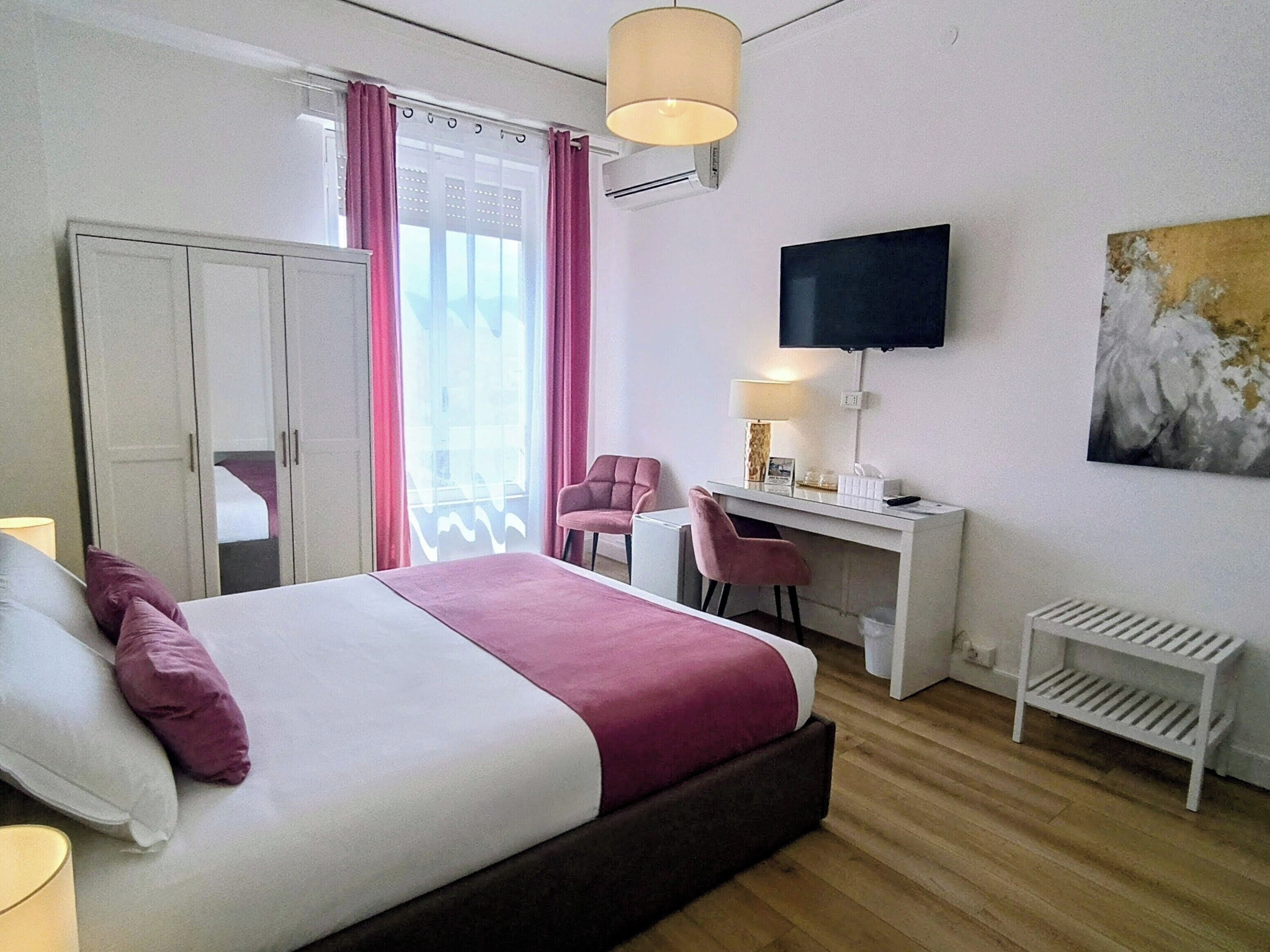 Escritorio, espacio para trabajar con laptop y cortinas blackout 