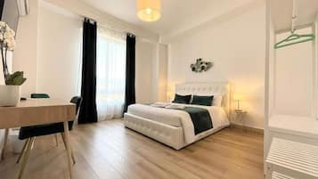 Escritorio, espacio para trabajar con laptop y cortinas blackout