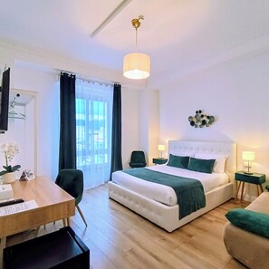 Escritorio, espacio para trabajar con laptop y cortinas blackout 