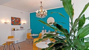 含每日吃到飽早餐