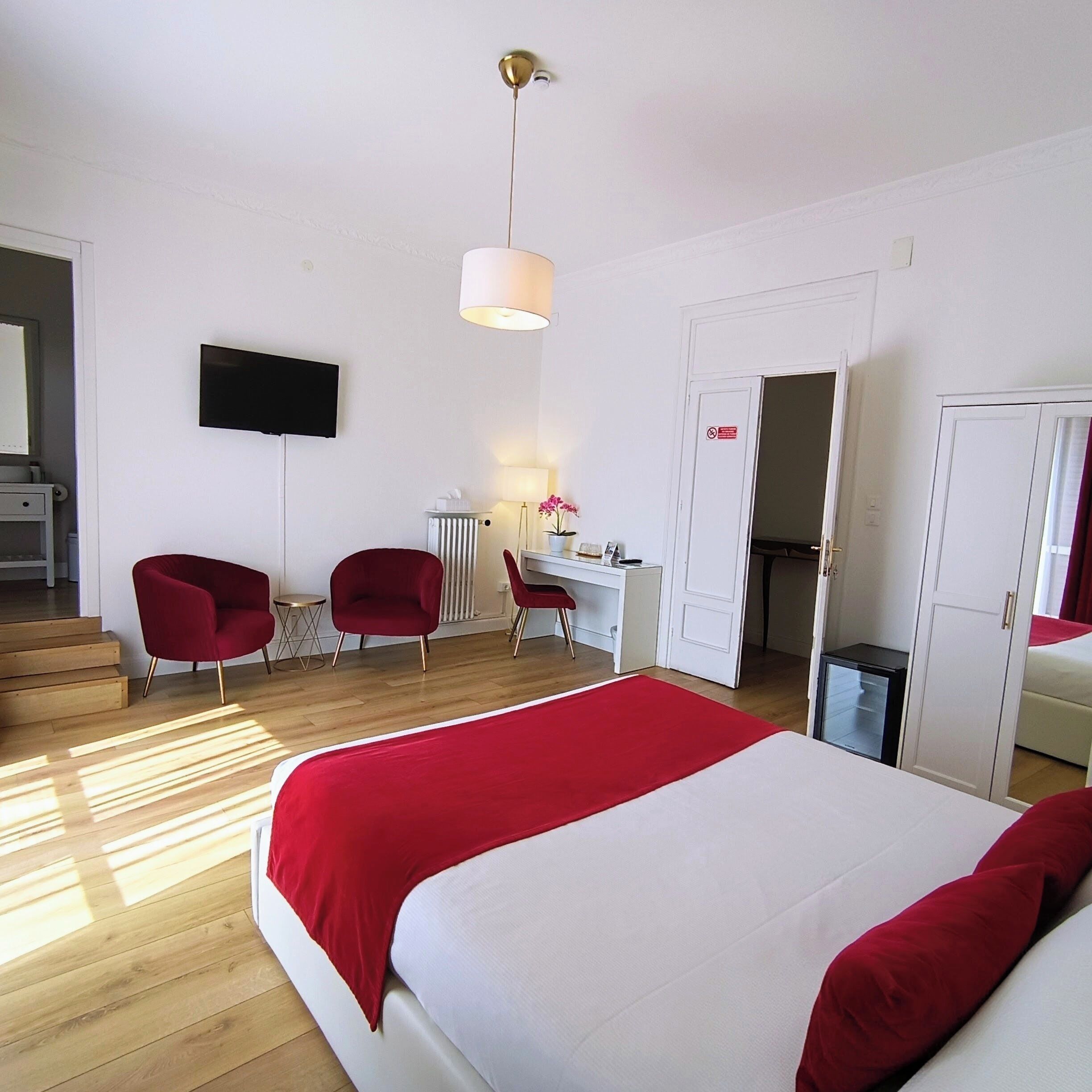 Escritorio, espacio para trabajar con laptop y cortinas blackout 