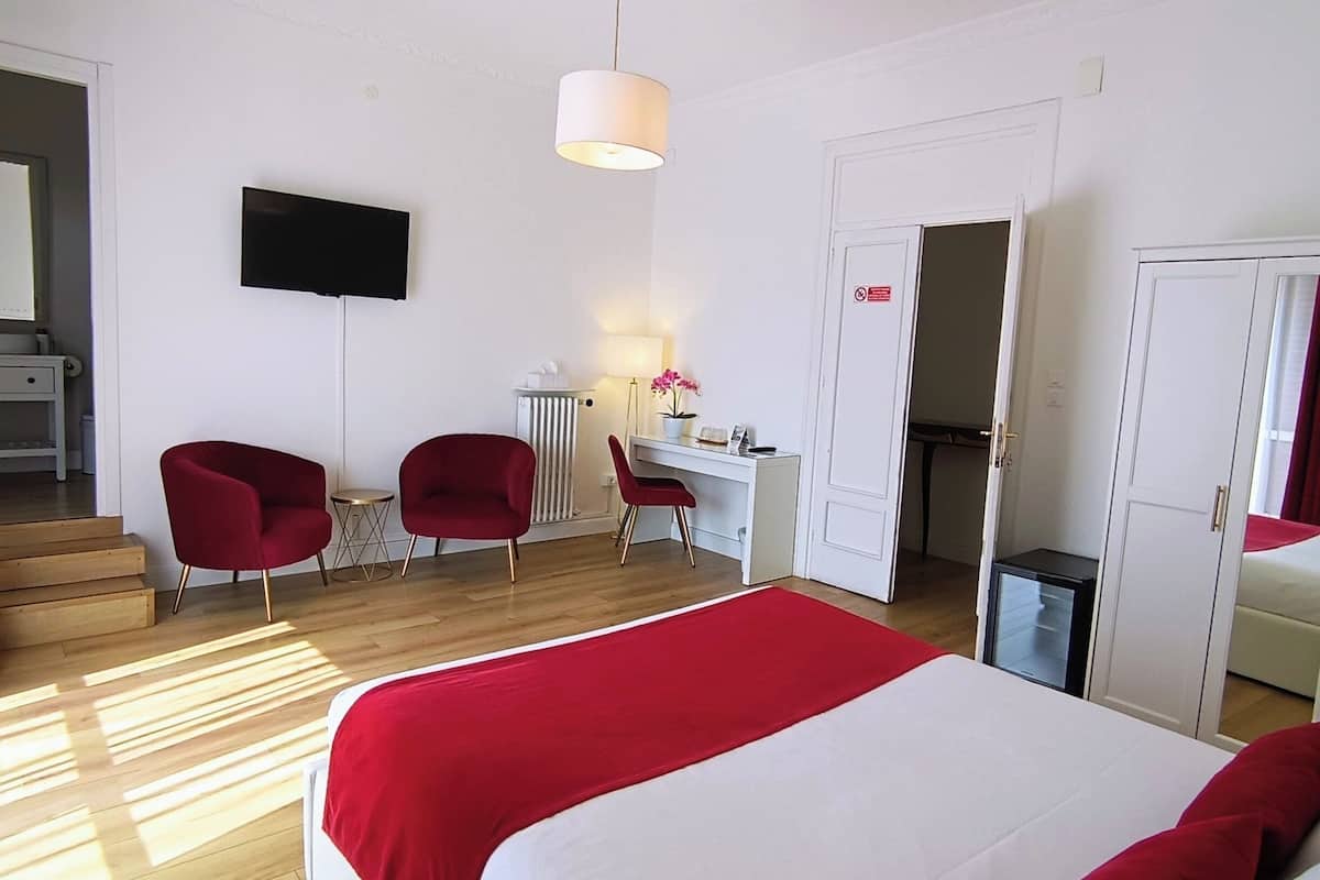 Escritorio, espacio para trabajar con laptop y cortinas blackout