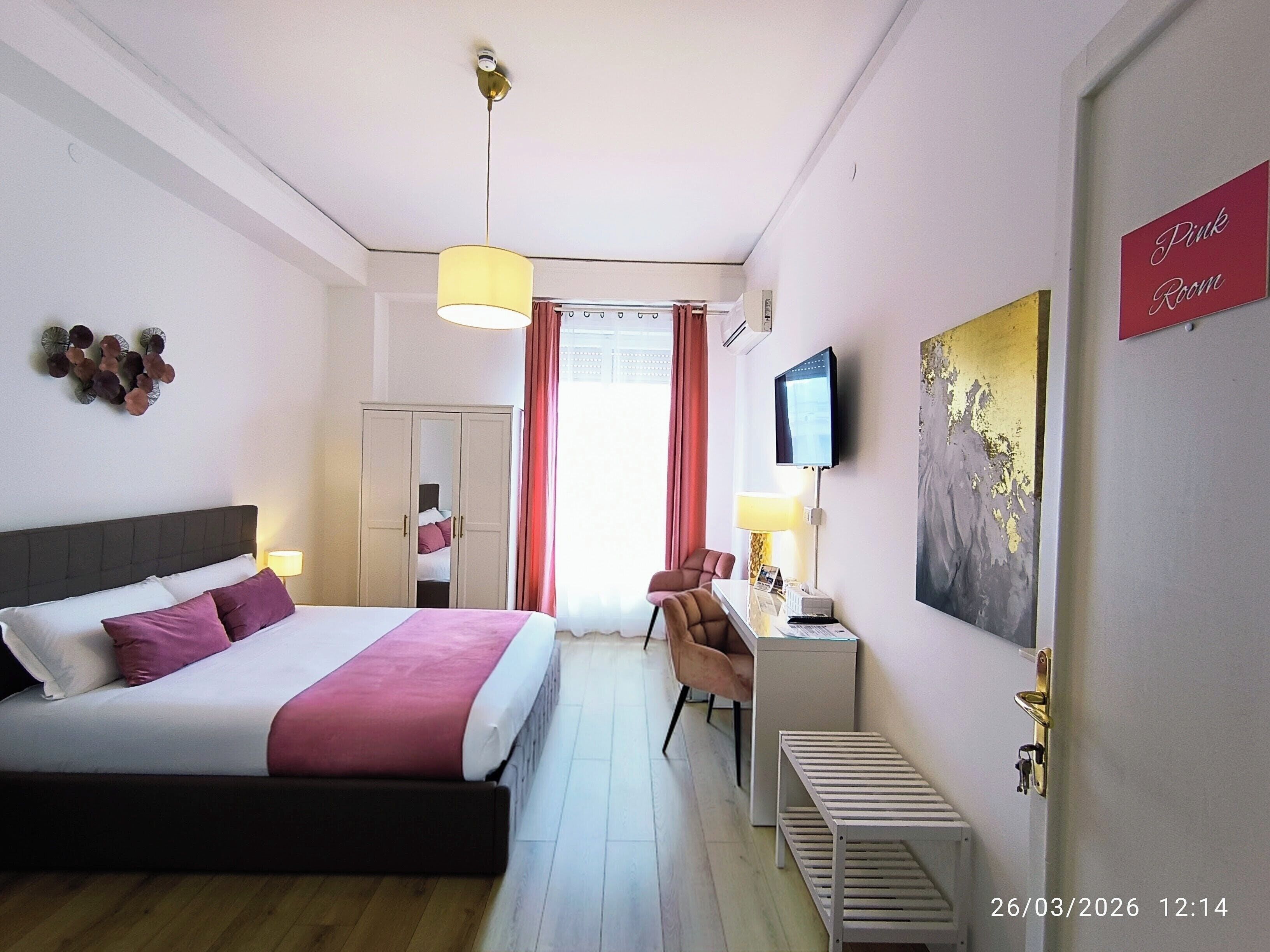 Escritorio, espacio para trabajar con laptop y cortinas blackout 